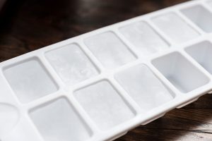 Read more about the article Vì sao nước đá giúp giảm buồn nôn? Cách ngậm đá viên an toàn, hiệu quả
