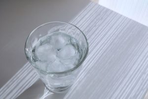 Read more about the article Vì sao uống nước đá giúp tỉnh táo ngay lập tức? Giải thích khoa học